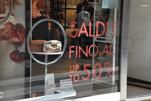 Il 5 luglio iniziano i saldi estivi 2025 in Liguria: storia, regole e significato di una tradizione italiana