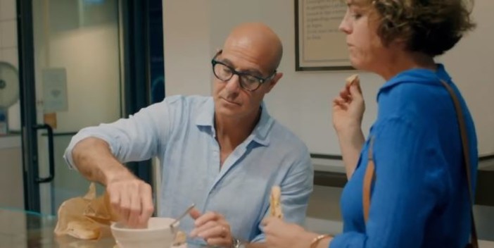 L'attore statunitense Stanley Tucci alla scoperta della focaccia genovese nel caffelatte (Video)