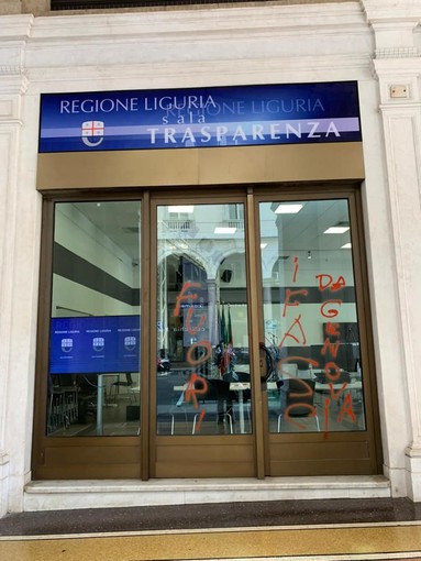 Regione, vandalizzata la sala della trasparenza. Toti: "Vergogna" (FOTO) Regione, vandalizzata la sala della trasparenza. Toti: "Vergogna" (FOTO)