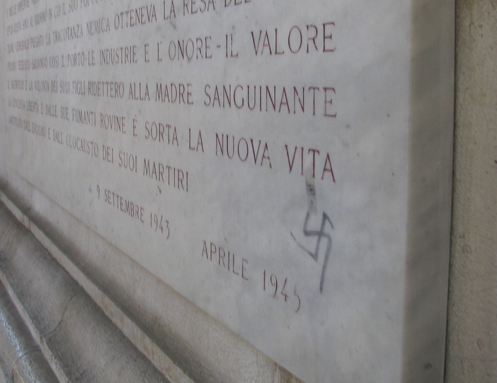 Comparsa una svastica sulla targa in memoria della resistenza sotto il Ponte Monumentale Comparsa una svastica sulla targa in memoria della resistenza sotto il Ponte Monumentale