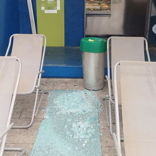 Spacca le vetrine di due negozi con dei tombini: 28enne fermato nella notte nei vicoli del centro storico Spacca le vetrine di due negozi con dei tombini: 28enne fermato nella notte nei vicoli del centro storico