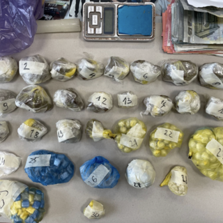 In casa una centrale per rifornire di droga i vicoli: in quattro finiscono in manette In casa una centrale per rifornire di droga i vicoli: in quattro finiscono in manette