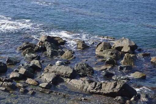 Allarme per mareggiate intense lungo le coste liguri