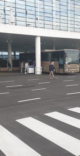 Coronavirus, al via le operazioni di sbarco degli ultimi 55 passeggeri italiani a bordo di Costa Luminosa (FOTO)