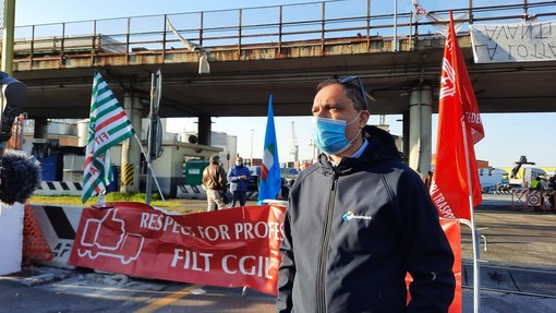 A Genova bloccati i varchi portuali e le piattaforme della logistica: i lavoratori scioperano in tutta Italia (VIDEO)