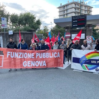 Fuga dal Galliera, i sindacati: "20 per cento di personale in meno", partito il corteo verso De Ferrari (Foto e video)