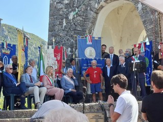 Foto via Facebook Foto via Facebook