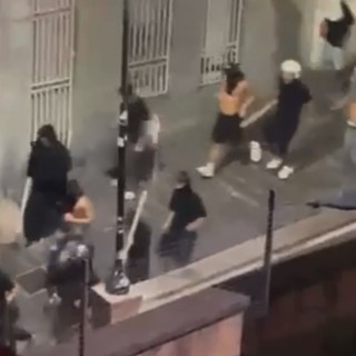 Paura nei vicoli, inseguimento con spranghe e bastoni. Indagini in corso