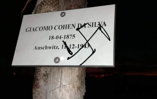 Svastica sulla targa di Giacomo Cohen nel Giardino della Memoria di Chiavari. Anpi: "Il Comune supervisioni le immagini"