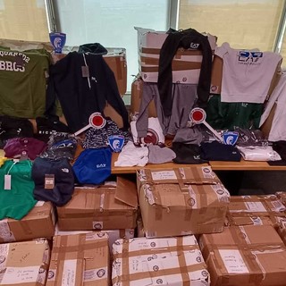 Grandi griffe sul banco del mercato ma è merce contraffatta, sequestrati seicento capi