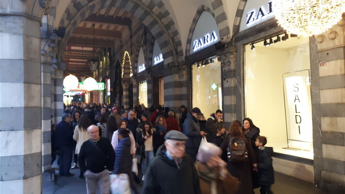 Crollo di calcinacci in via XX Settembre: interrotto il transito pedonale in un tratto dei portici