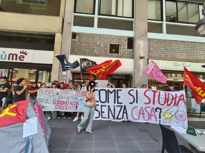 Diritto alla casa, presidio degli studenti ad Aliseo. Cgil e Sunia: "La Regione intervenga sugli alloggi universitari" Diritto alla casa, presidio degli studenti ad Aliseo. Cgil e Sunia: "La Regione intervenga sugli alloggi universitari"