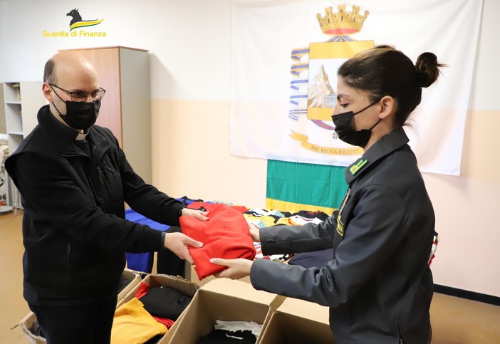 La guardia di finanza sequestra indumenti contraffatti e li dona alla Caritas La guardia di finanza sequestra indumenti contraffatti e li dona alla Caritas