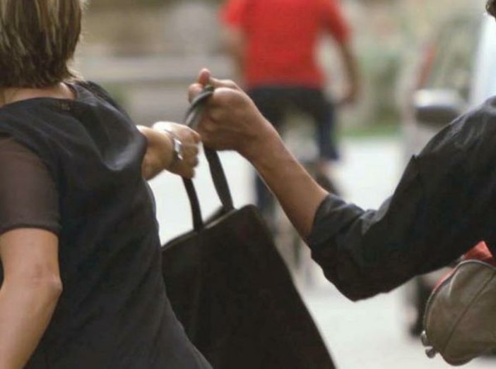 Due donne in manette: devono rispondere di una rapina avvenuta in piazza Acquaverde