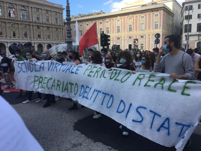 Studenti, educatori e insegnanti in piazza per chiedere la riapertura delle scuole "in presenza e sicurezza" Studenti, educatori e insegnanti in piazza per chiedere la riapertura delle scuole "in presenza e sicurezza"
