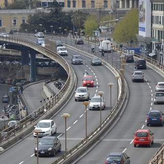 Venti di burrasca a Genova, scatta il divieto di transito per telonati, furgoni e motocicli sulla sopraelevata