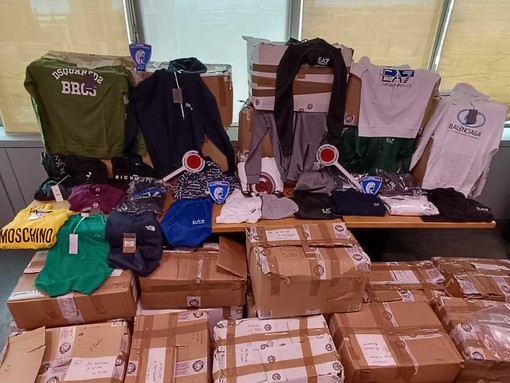 Grandi griffe sul banco del mercato ma è merce contraffatta, sequestrati seicento capi