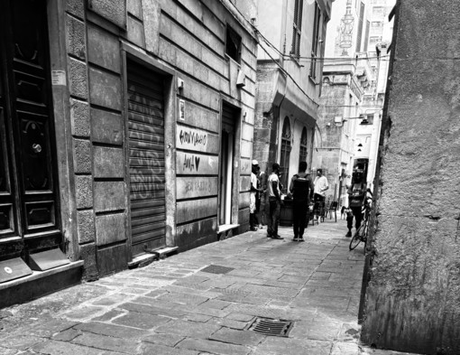 La vita da reclusa di una donna quarantenne in centro storico: “La sera troppo degrado, non si può più uscire”