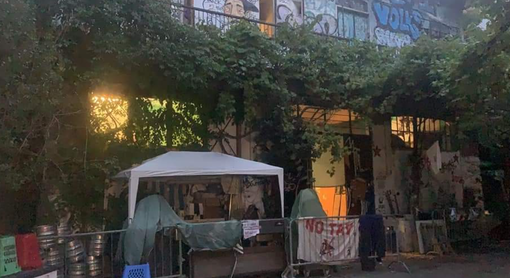 Fumata nera all'incontro tra il sindaco e gli attivisti del Terra di Nessuno: "Vuole ricollocarci nel suo personale monopoli della città" Fumata nera all'incontro tra il sindaco e gli attivisti del Terra di Nessuno: "Vuole ricollocarci nel suo personale monopoli della città"