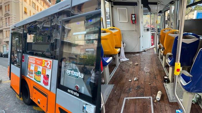 Val Varenna, dopo la sassaiola contro il bus 71 i residenti scrivono a Prefettura e Questura: “Serve un presidio stabile” Val Varenna, dopo la sassaiola contro il bus 71 i residenti scrivono a Prefettura e Questura: “Serve un presidio stabile”
