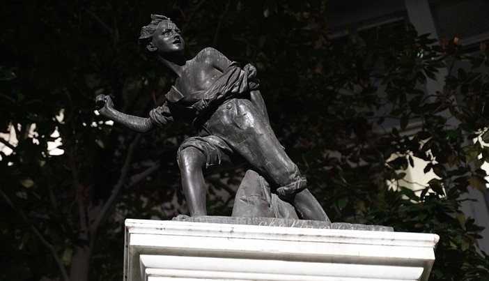 Piazza Portoria celebra il Balilla: realizzato l'impianto per illuminare la statua Piazza Portoria celebra il Balilla: realizzato l'impianto per illuminare la statua