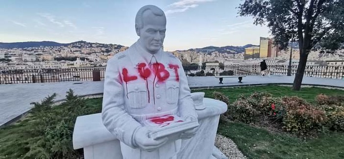 Imbrattata nuovamente la statua di Giorgio Parodi, co fondatore della Moto Guzzi (FOTO) Imbrattata nuovamente la statua di Giorgio Parodi, co fondatore della Moto Guzzi (FOTO)