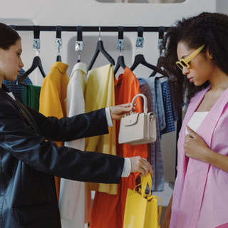 Gen Z - Il mondo dei giovani - Ritorno ai negozi? I giovani tra shopping online e voglia di realtà