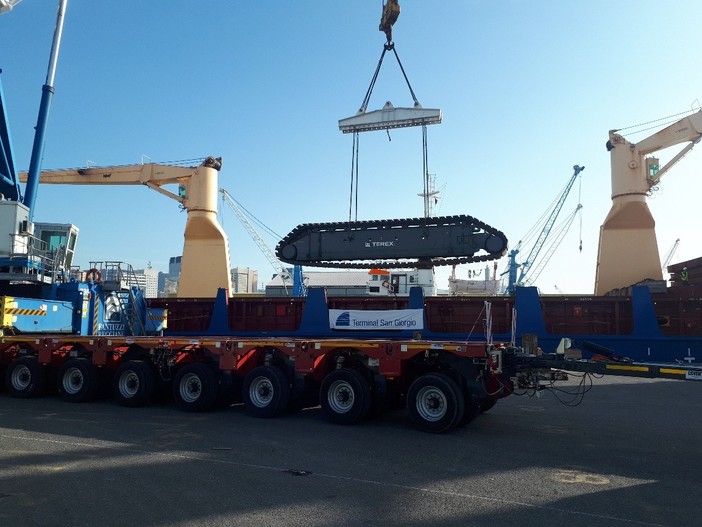 Sbarcate al Terminal San Giorgio le gru per la costruzione del Nuovo Ponte Morandi Sbarcate al Terminal San Giorgio le gru per la costruzione del Nuovo Ponte Morandi