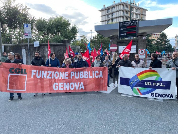 Fuga dal Galliera, i sindacati: "20 per cento di personale in meno", partito il corteo verso De Ferrari (Foto e video)