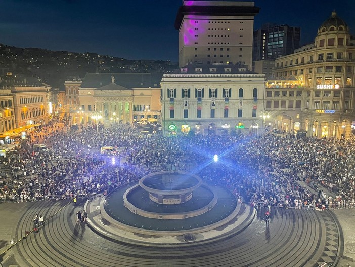 2 Giugno, De Ferrari gremita per lo spettacolo 'Canzoni d'Italia' con i fuochi d'artificio 2 Giugno, De Ferrari gremita per lo spettacolo 'Canzoni d'Italia' con i fuochi d'artificio