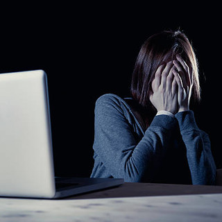 Invia le foto intime della moglie a un amico, 40enne indagato per revenge porn