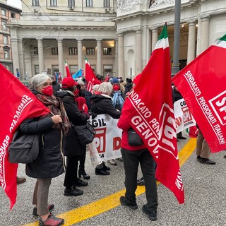 Sciopero generale, dalle 9 il corteo da Principe alla Prefettura, disagi per i trasporti (foto e video)