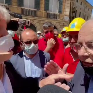 Faccia a faccia teso fra il sindaco Bucci e i sindacalisti ex-Ilva che chiedono una presa di posizione scritta contro le decisioni dell'azienda (VIDEO)