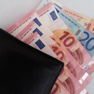 Ruba i dati del conto corrente e si appropria di 5.000 euro