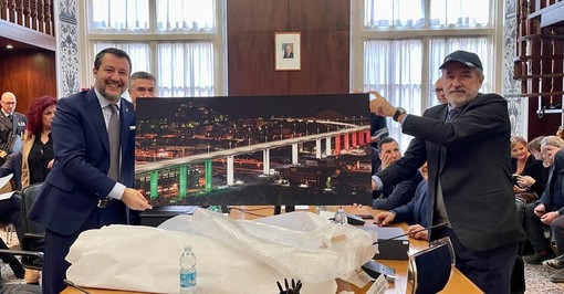 Salvini a Genova, Bucci dona un'immagine di Ponte San Giorgio