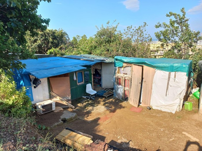 Via dell’acciaio, polizia locale e Amiu sgomberano campo nomadi abusivo