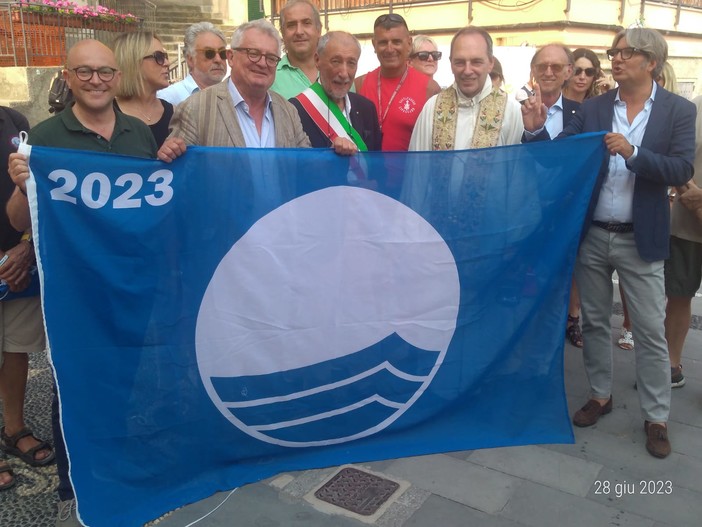 Sori riceve la bandiera blu, alla cerimonia presente anche l'assessore Sartori