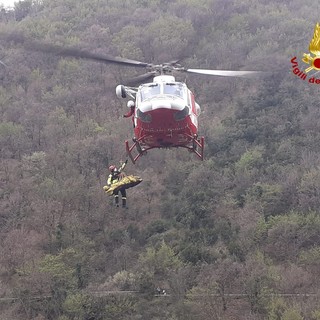 Brutto volo di 8 metri per un ciclista sull'Acquedotto storico, intervento in elicottero dei Vigili del Fuoco
