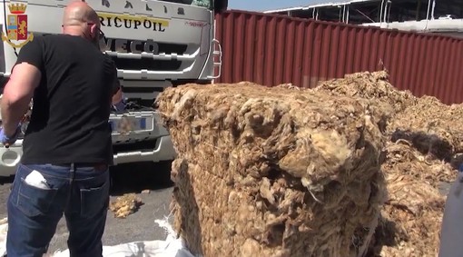 Porto di Genova, 160 kg di hashish nascosti tra la lana grezza, tre arresti (video)