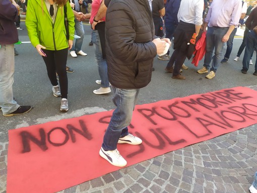 Ex Ilva, lavoratori davanti alla prefettura: "Non si può morire sul lavoro" (Foto e Video)