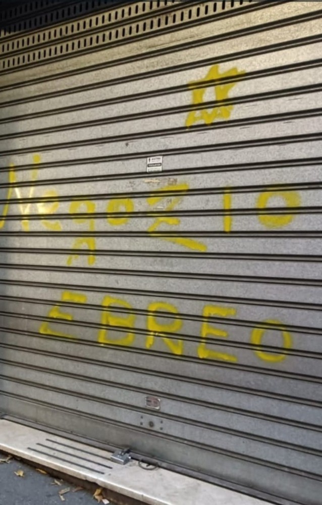 Genova: &quot;Negozio ebreo&quot;, scritta antisemita su una saracinesca a Marassi
