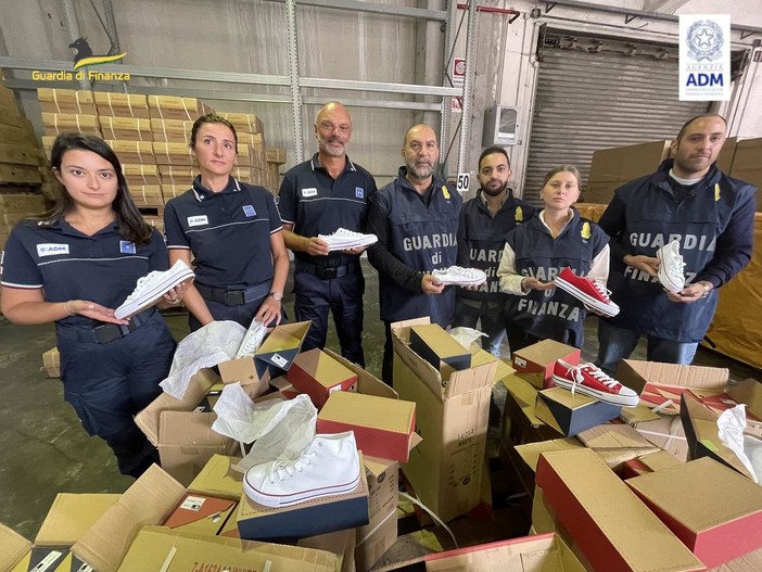 Operazione 'Passo Falso', la finanza sequestra 155mila prodotti cinesi contraffatti in transito nel porto di Genova Operazione 'Passo Falso', la finanza sequestra 155mila prodotti cinesi contraffatti in transito nel porto di Genova