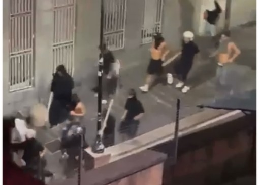 Notte di paura nei vicoli, inseguimento con spranghe e bastoni. Indagini in corso Notte di paura nei vicoli, inseguimento con spranghe e bastoni. Indagini in corso