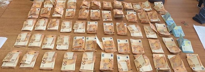 Sequestrato a Genova denaro non dichiarato per 2 milioni di euro Sequestrato a Genova denaro non dichiarato per 2 milioni di euro