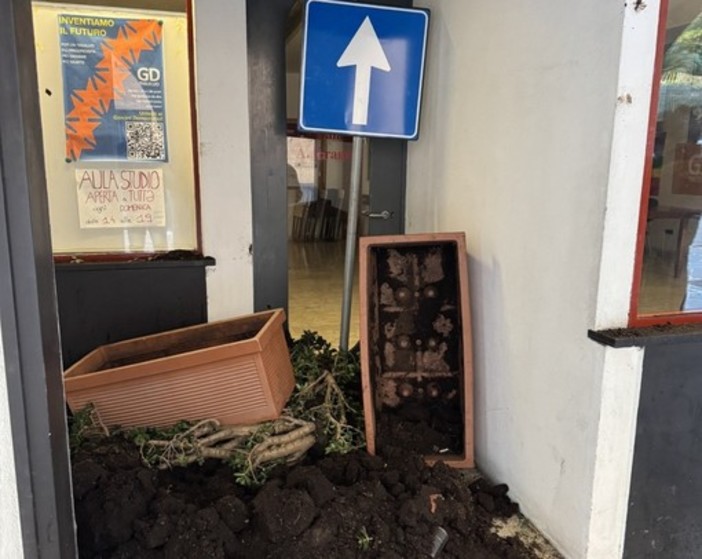 “Eravamo ubriachi, chiediamo scusa”. Smontata la pista neofascista sui danni alla sede Pd di Chiavari