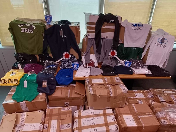Grandi griffe sul banco del mercato ma è merce contraffatta, sequestrati seicento capi