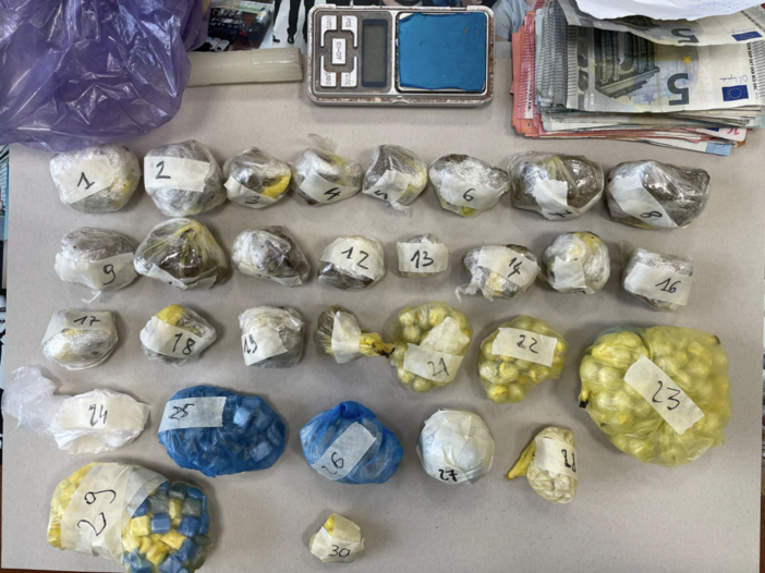 In casa una centrale per rifornire di droga i vicoli: in quattro finiscono in manette