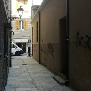 Varazze, 85 auto imbrattate con bombolette spray e scritte offensive contro i carabinieri: denunciati due ragazzini