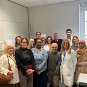 Lo staff dell’Ambulatorio con le mediatrici culturali insieme ad Alessandro Fasciani direttore Consultorio familiare ATS - Asl3; Paola Sarni Referente Branca Pediatria, Gerardina D’ambrosio Organizzazione e gestione attività ostetriche ATS-Asl3,  Hussein Salah Coordinatore Mediatori Culturale Cooperativa Saba. Presenti anche Daniela Calzato direttrice Distretto sociosanitario 9 e Gianlorenzo Bruni Direttore dipartimento Cure primarie