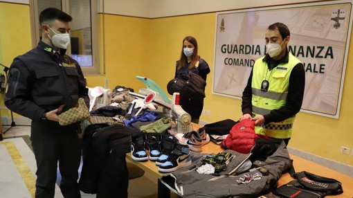 Centro storico, scoperto dalla finanza un altro laboratorio di merce contraffatta. Sequestrati 4500 pezzi Centro storico, scoperto dalla finanza un altro laboratorio di merce contraffatta. Sequestrati 4500 pezzi